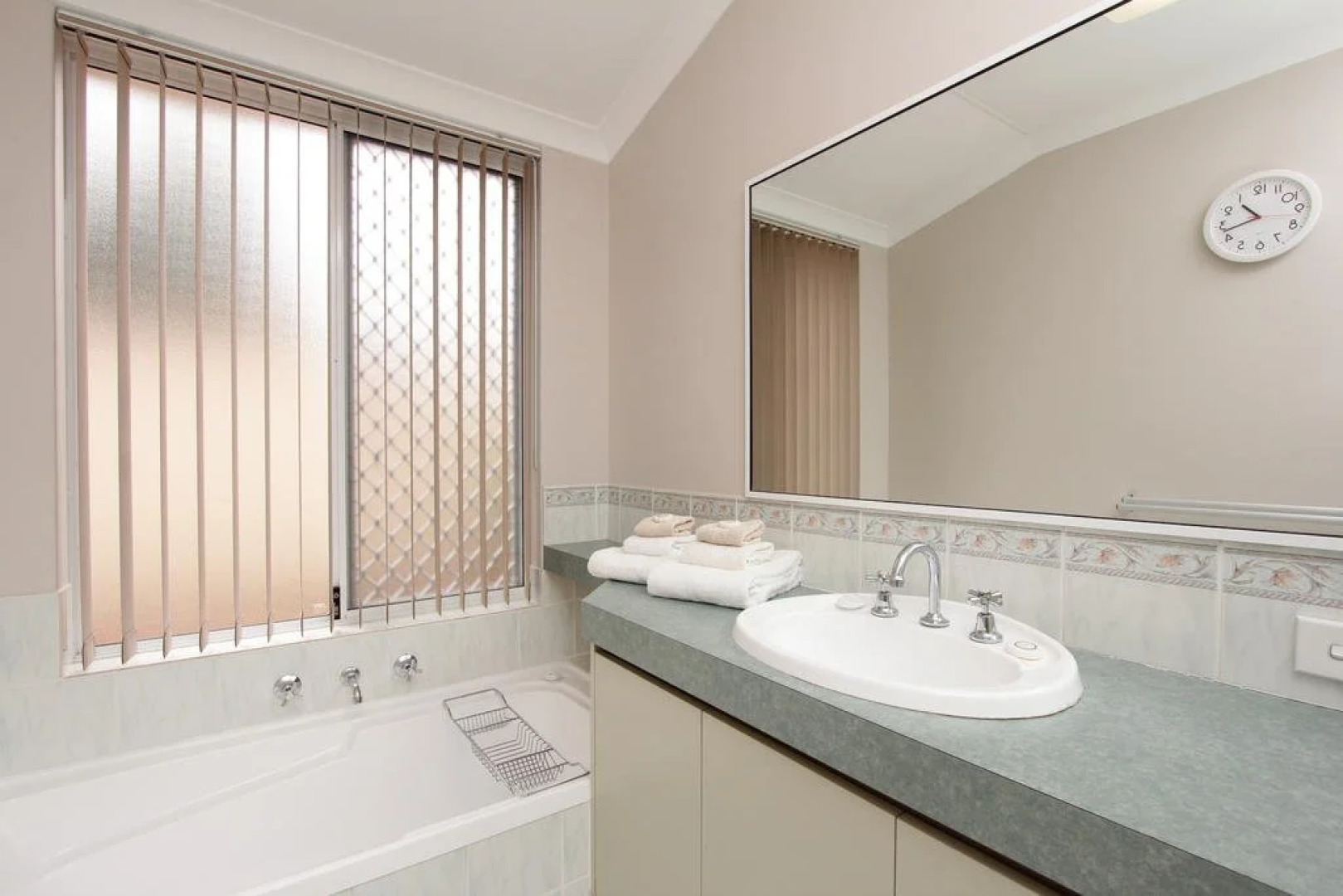 Adare House - Perth Holiday Homes