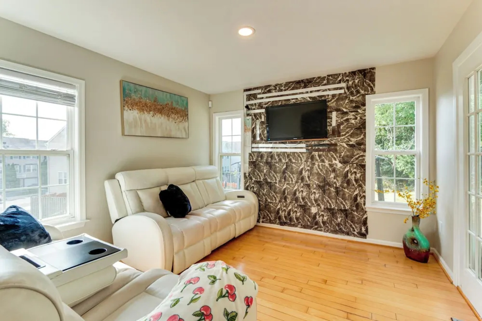 < 2 Mi to Dtwn Hagerstown: Townhome w/ Fireplace