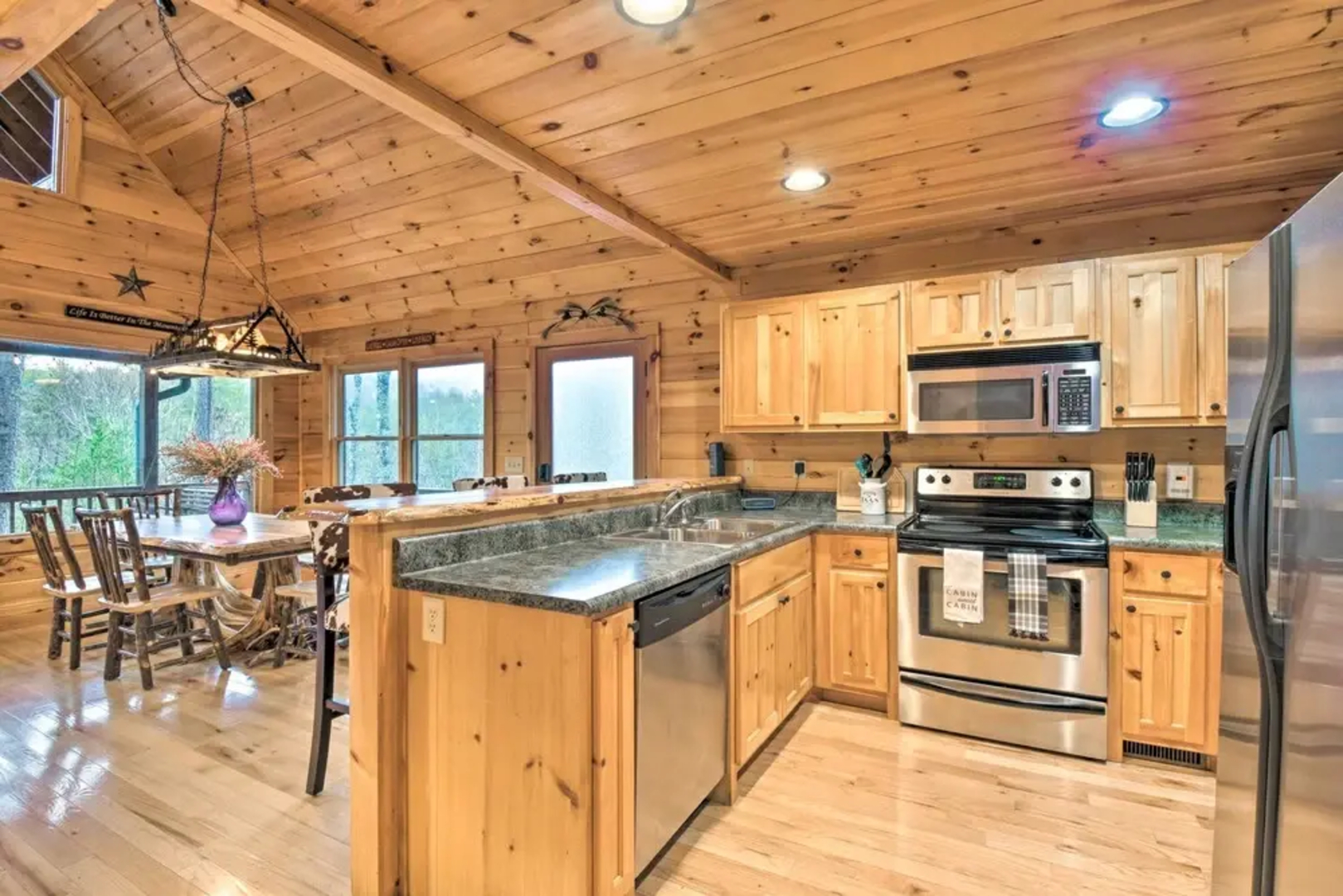 'long Pine Ridge' Cabin w/ Luxury Amenities!