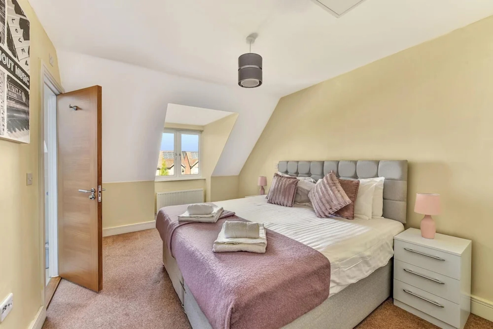 London Heathrow Living Serviced House 4 Bedrooms, 2.5 Bathrooms Up to 9 Beds