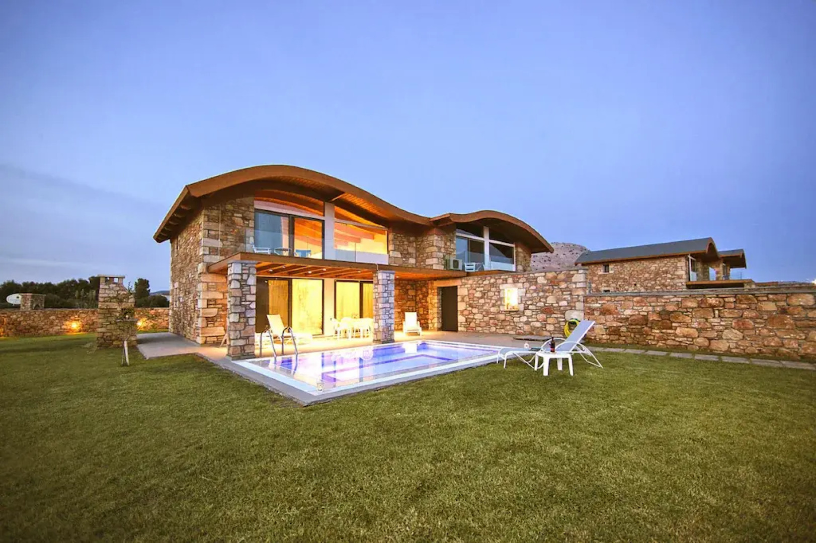 Semi-detached house, Lardos