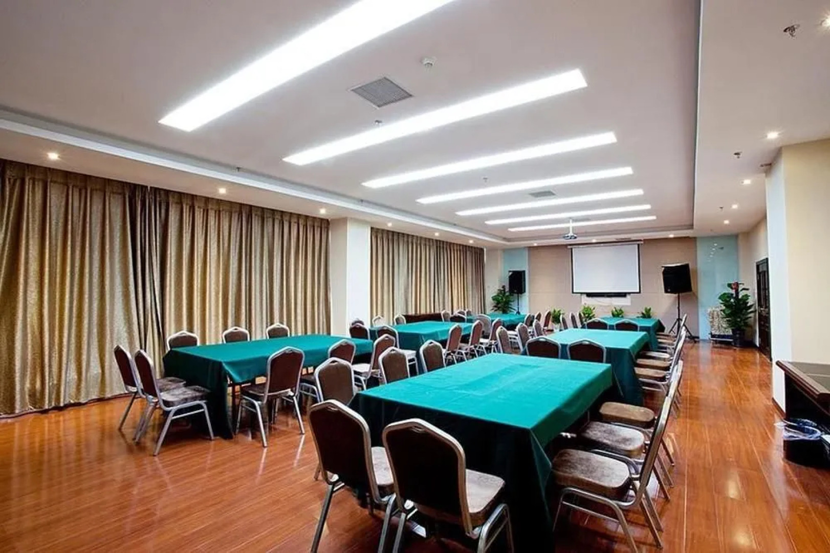 Shengfeite Garden Hotel