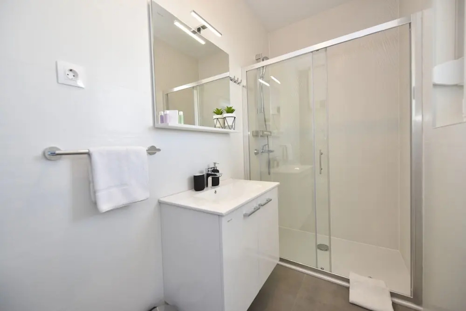 Pool Apartments & Rooms Mare