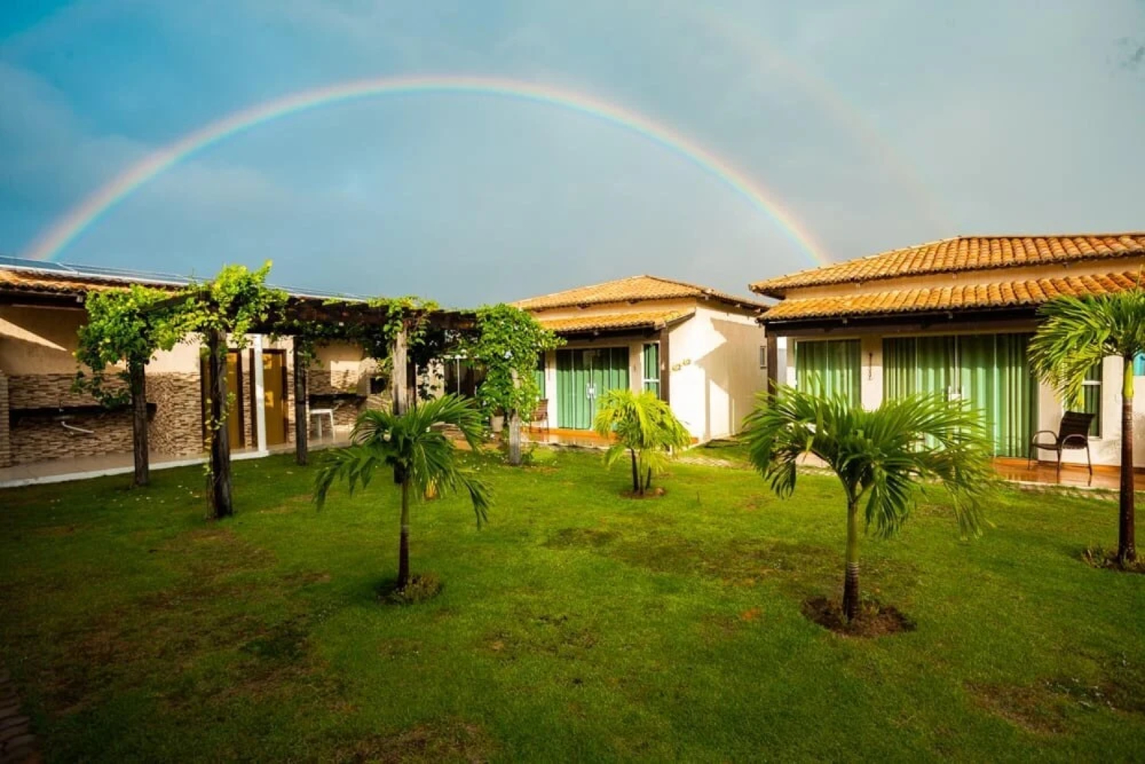 Chal Aconchegante com Vista Jardim em Vila - 06