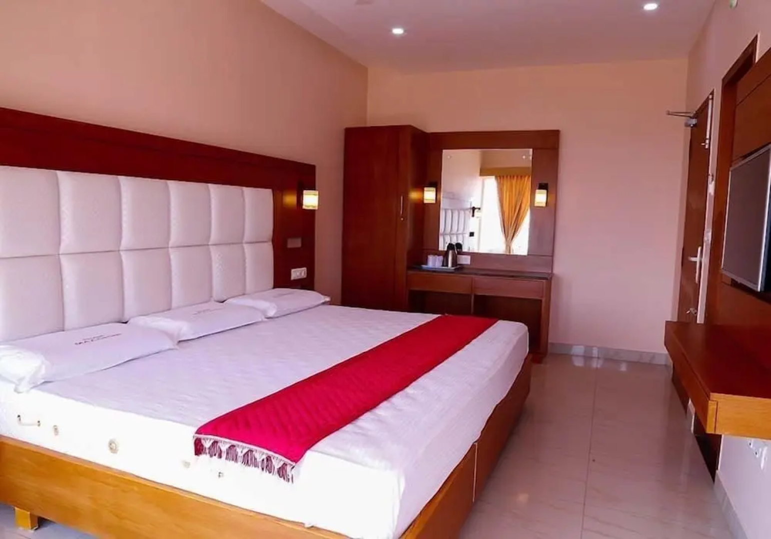 Hotel Maadhini