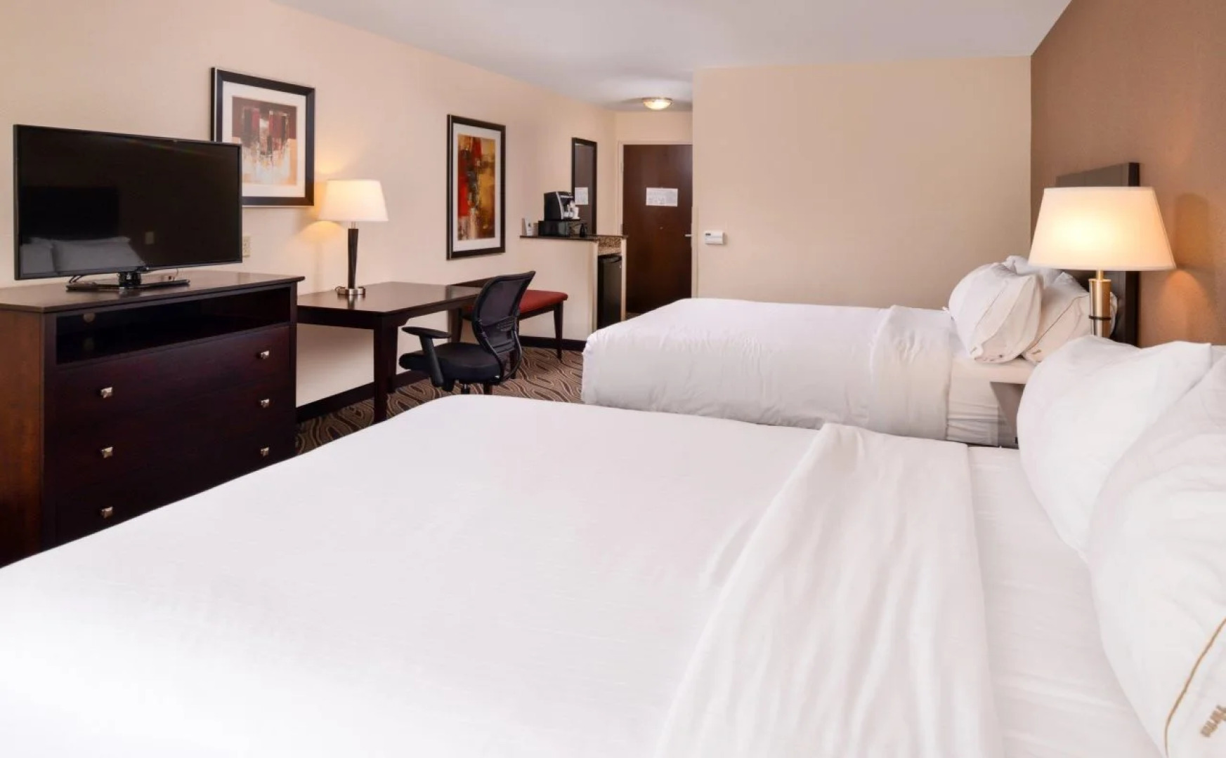 Holiday Inn Express and Suites Washington Meadow L
