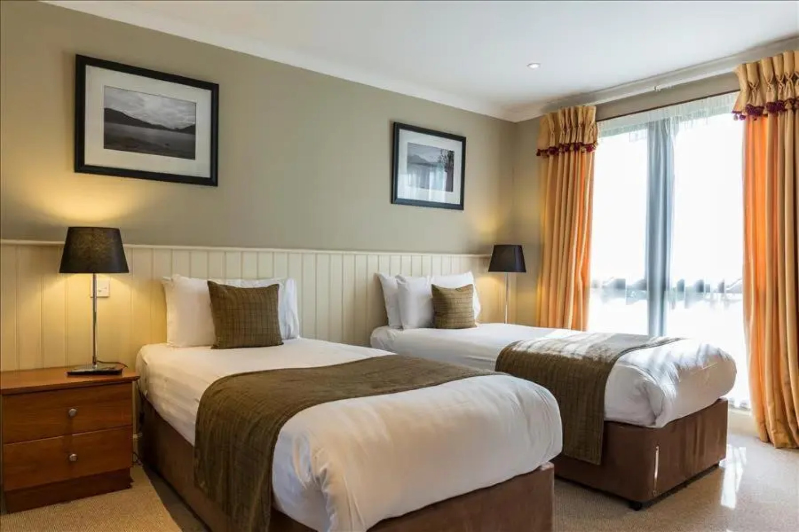 CELEBRATE AT THE WORLD FAMOUS LOCH LOMOND RESORT CAMERON HOUSE - Sleeps 6