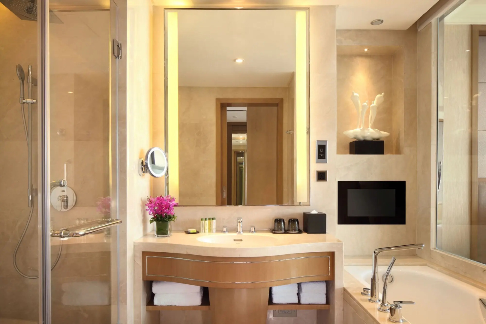 DoubleTree by Hilton Guangzhou-Free Shuttle Bus to Canton Fair Complex & Overseas Buyer Registration Services during Canton Fair Period