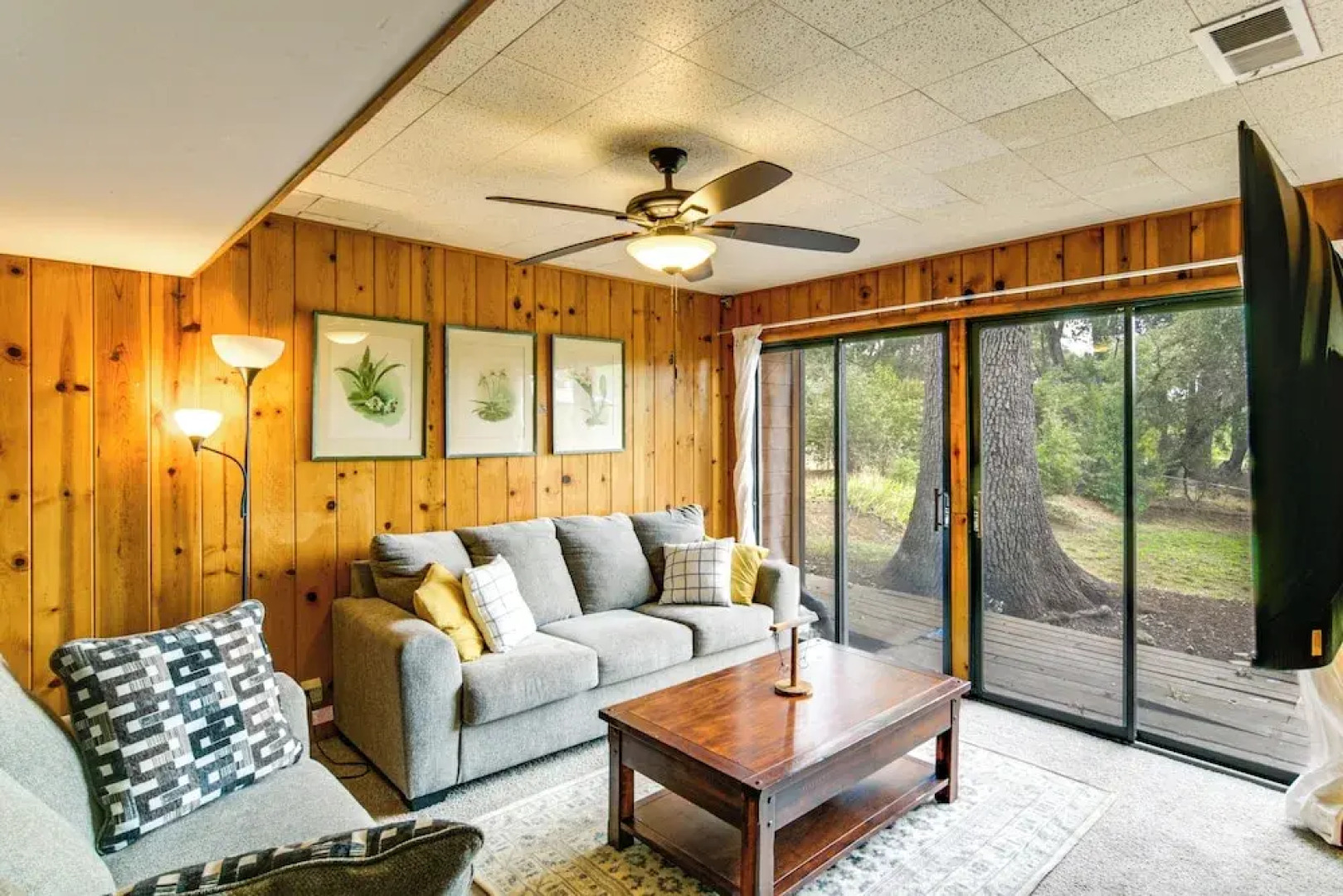 5 Mi to Lake Oroville: Huge Riverfront Home!