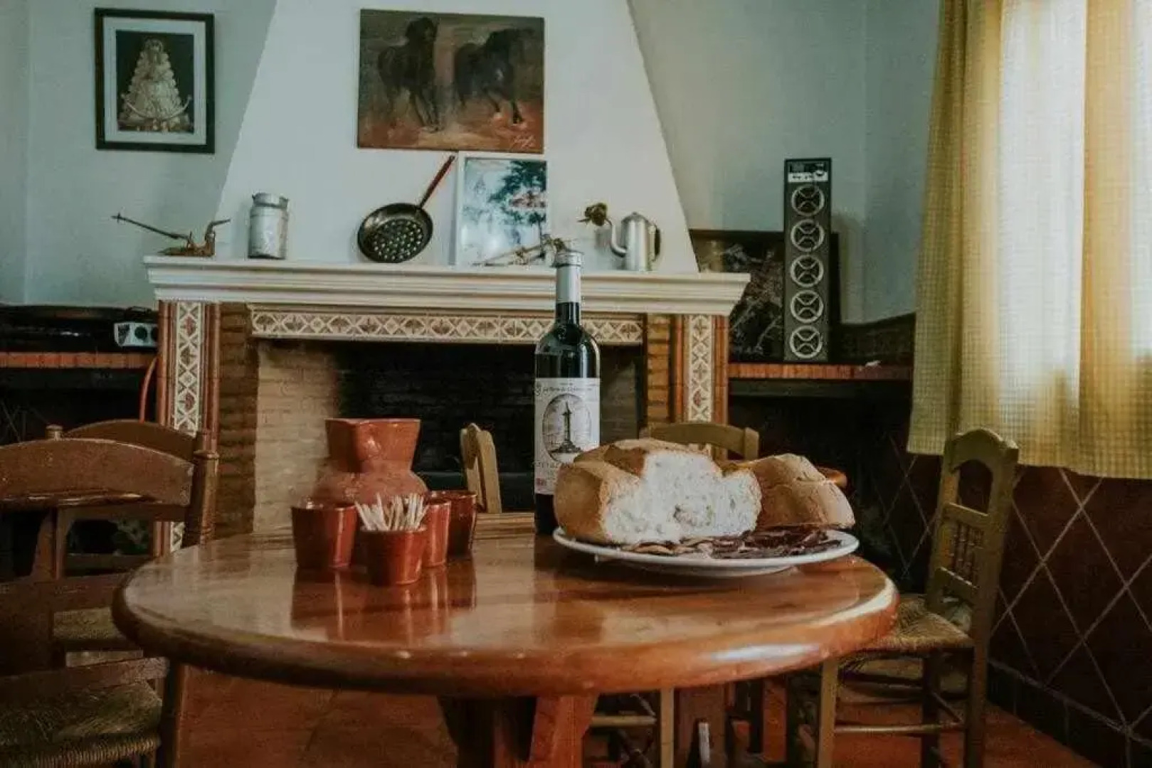 Casa con jacuzzi, sauna, bodeguita rociera y chimenea, de lujo