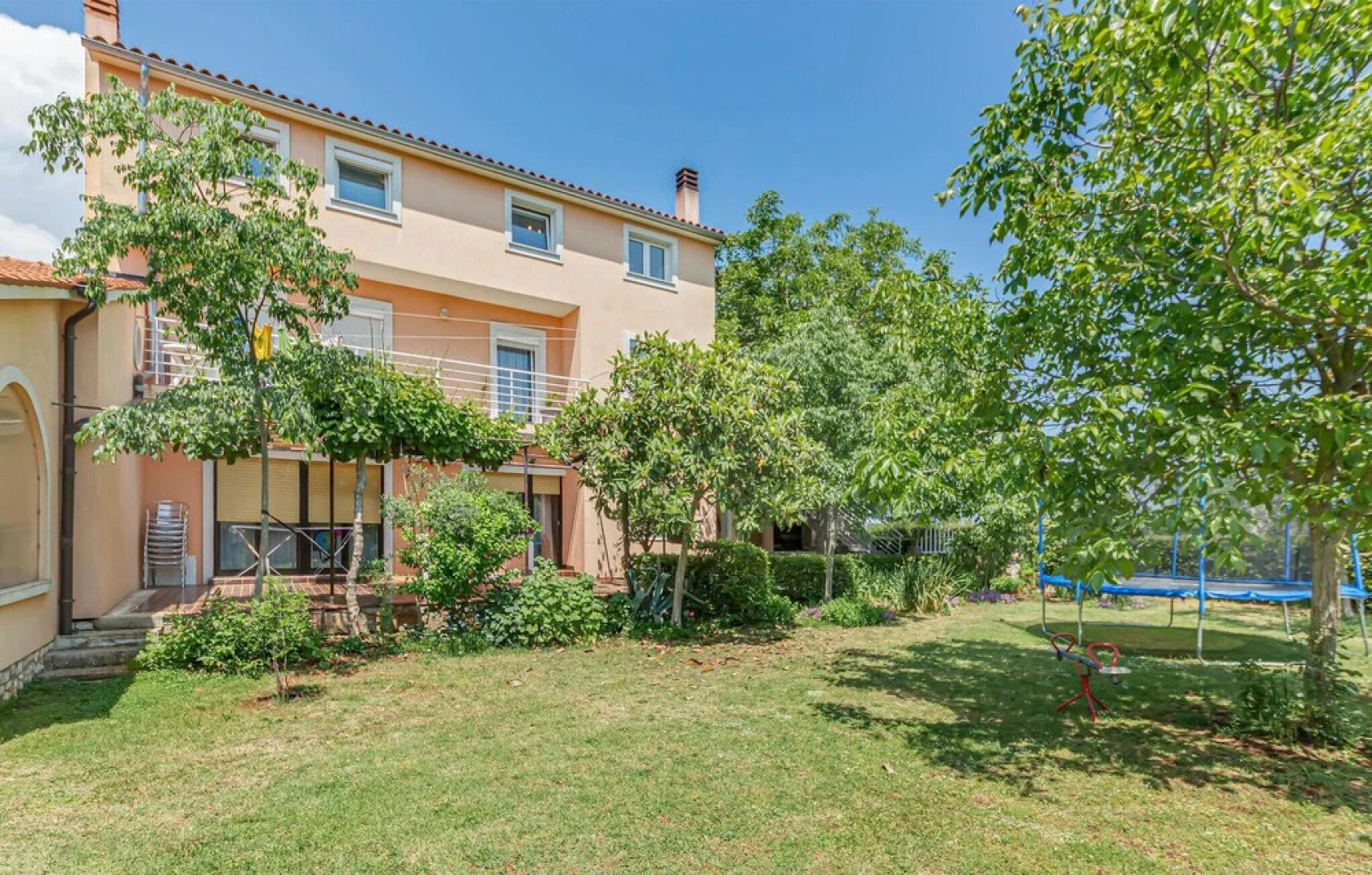 Stunning Apartment in Muntic With 3 Bedrooms and Wifi