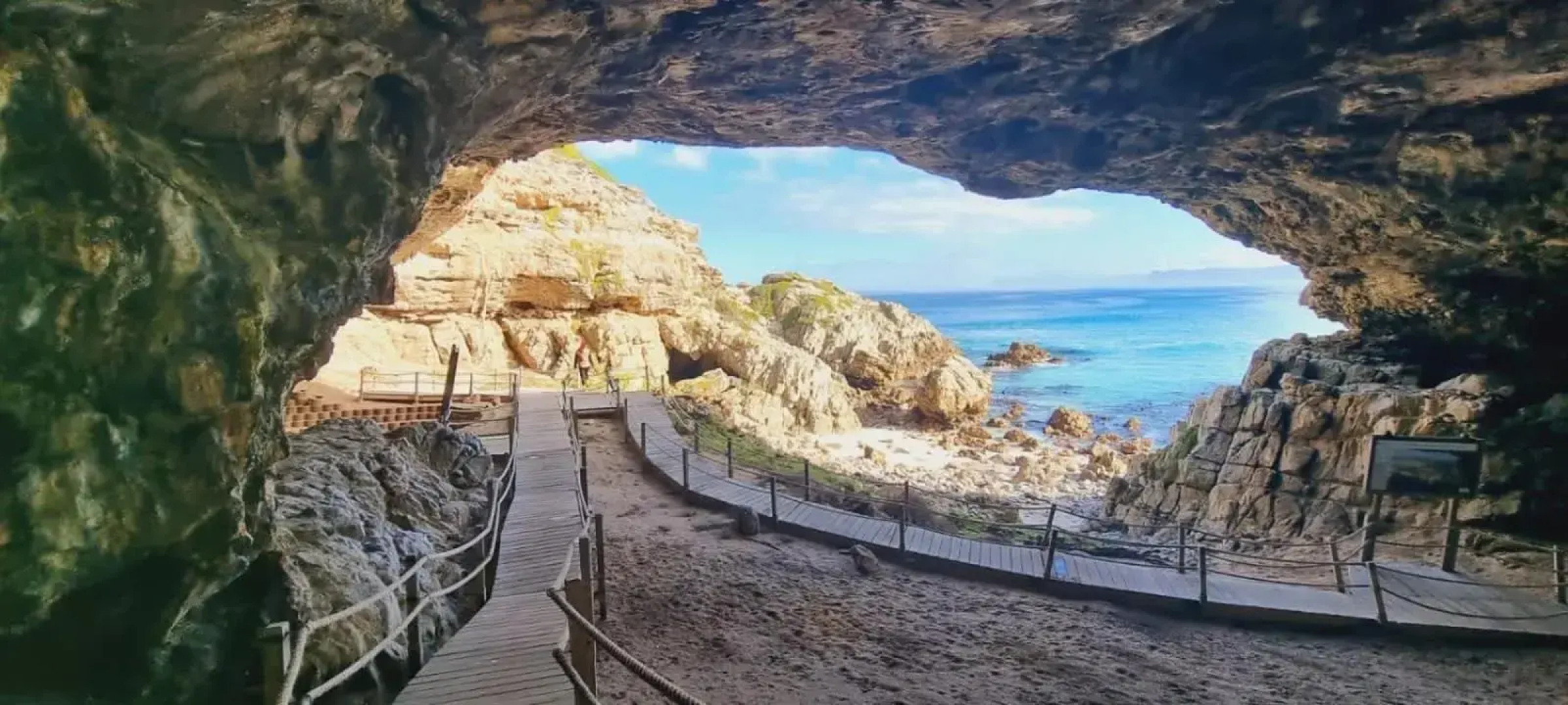 Casa Balena - Gansbaai seafront accommodation, back-up power