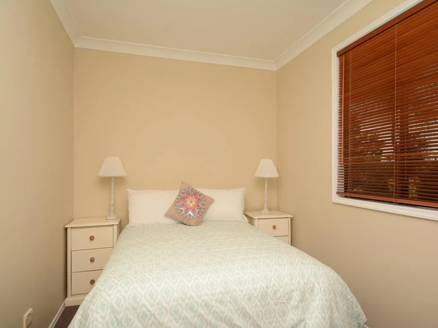 Silver Springs 6br Luxury Homestead with Wifi, Pool. Fireplace, Views, Olives and Space