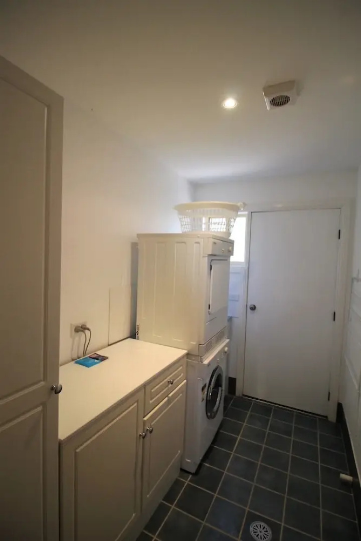 Torino 6 - Lake Jindabyne & Snowy Mountain Views