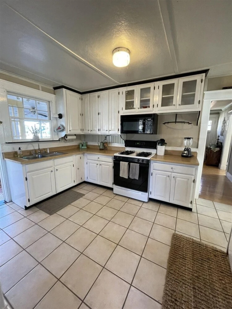 Maine Stay Lake House-limit12 4 Bedroom Home by RedAwning