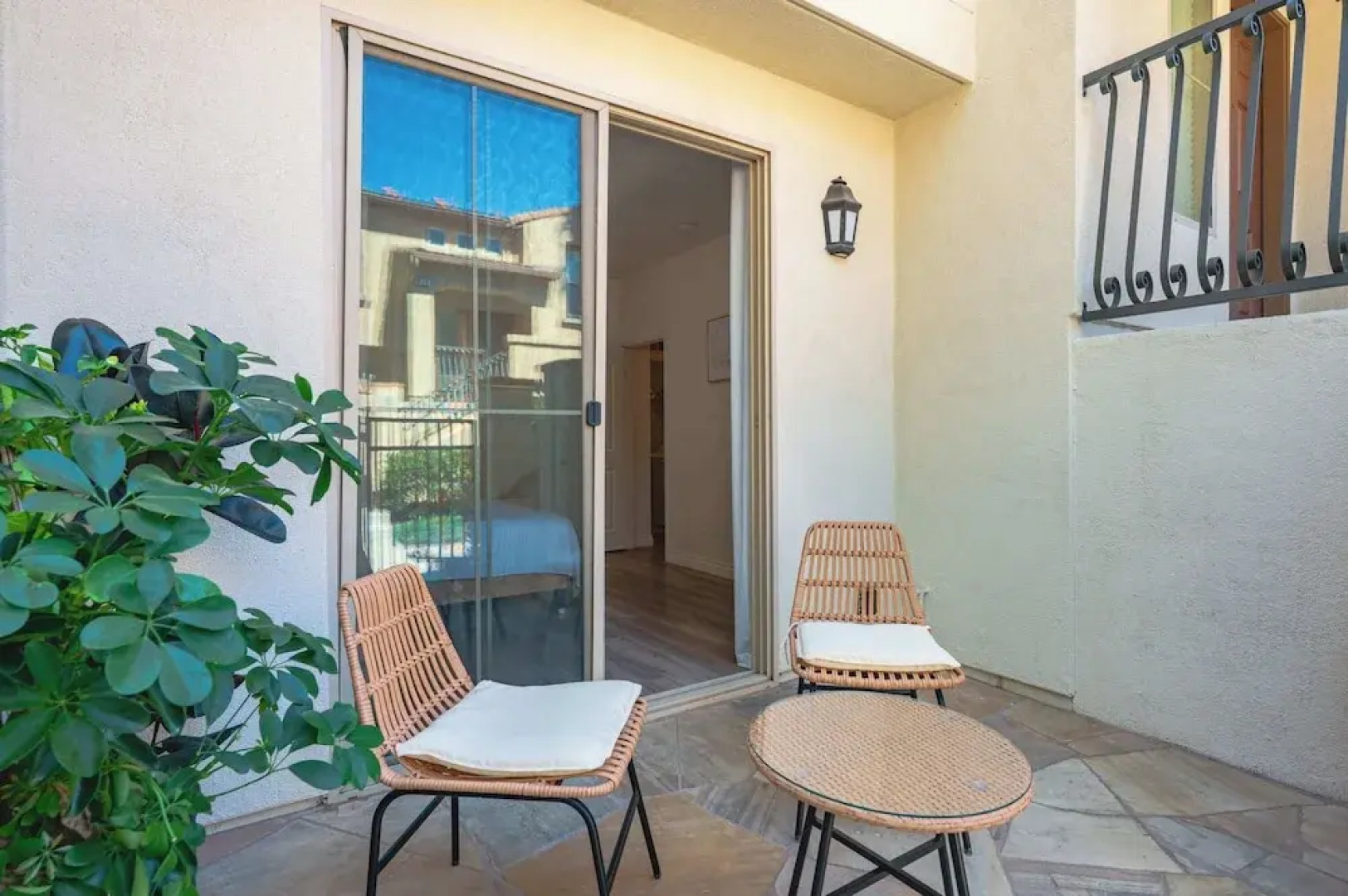 Private Entry Suite w Patio Bath Kitchenette