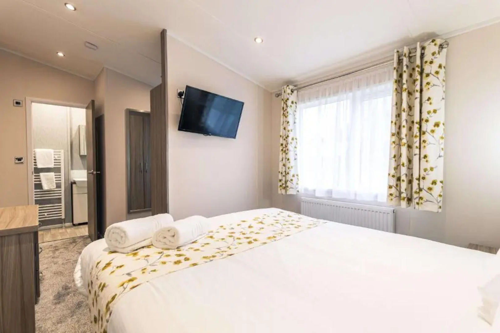 Moore Lodge with Hot Tub