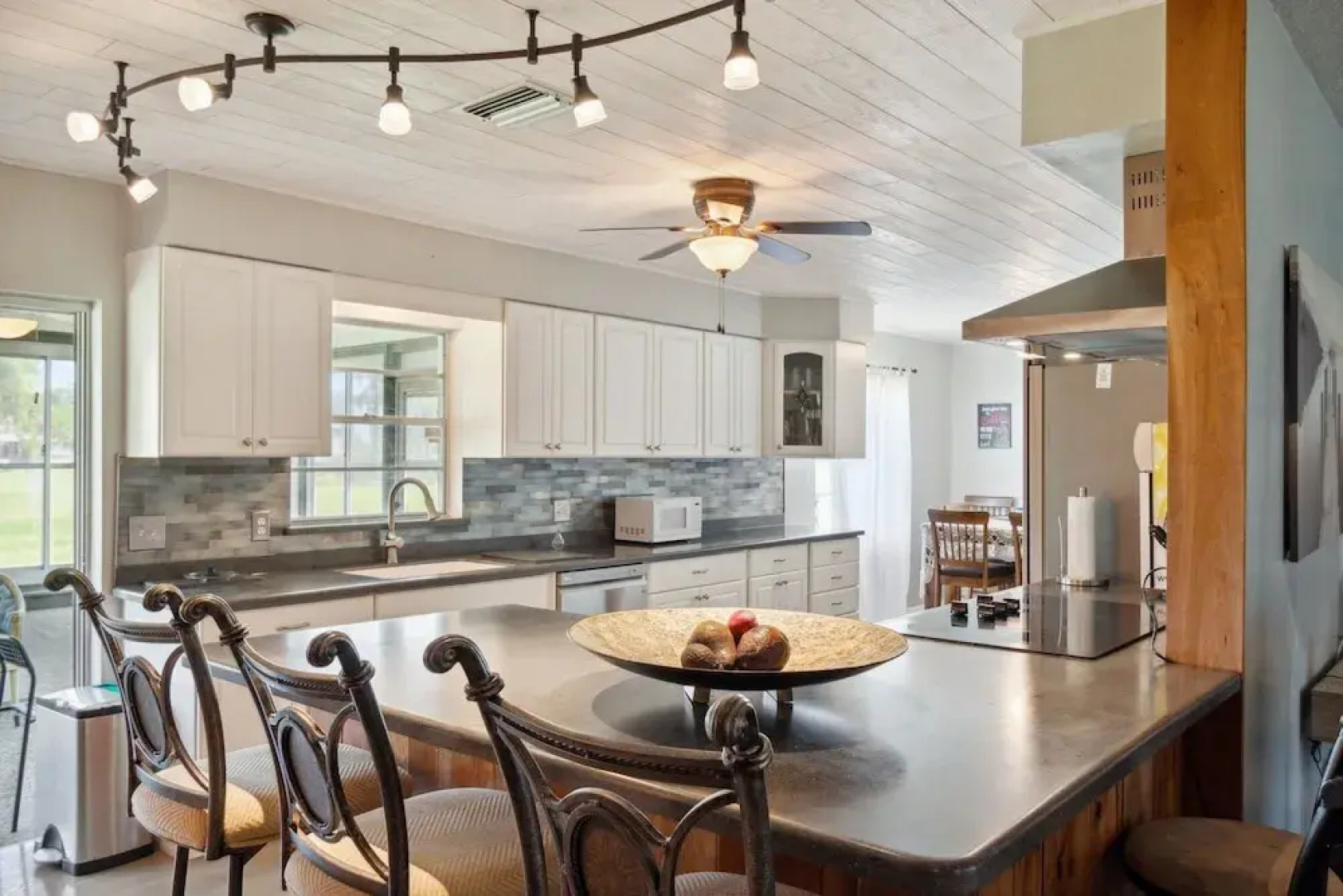 The Lake Home - Beautiful Oasis In The Heart Of Florida! 2 Bedroom Home by RedAwning