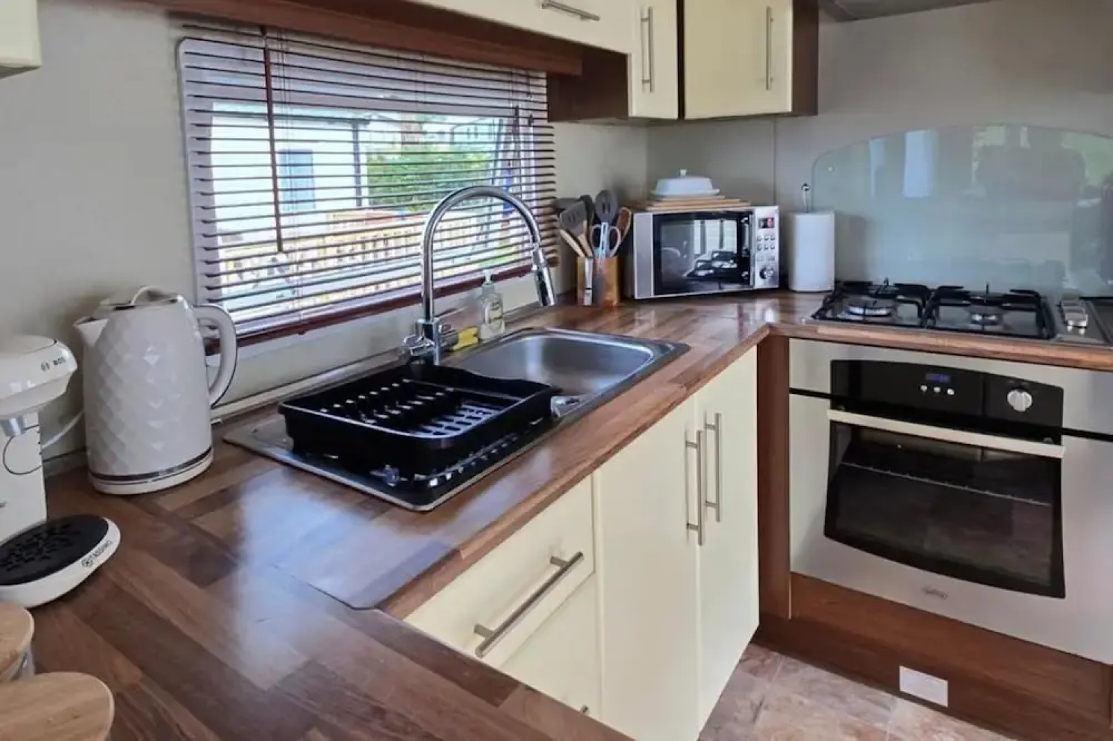 Cariad Bach 64 Dinas Cross