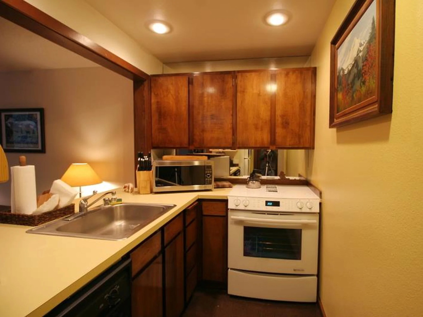 28SW Tasteful Condo Near Mt. Baker