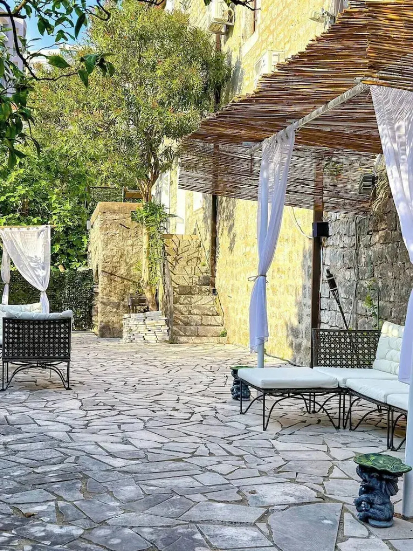 Sereni̇ta Stone House