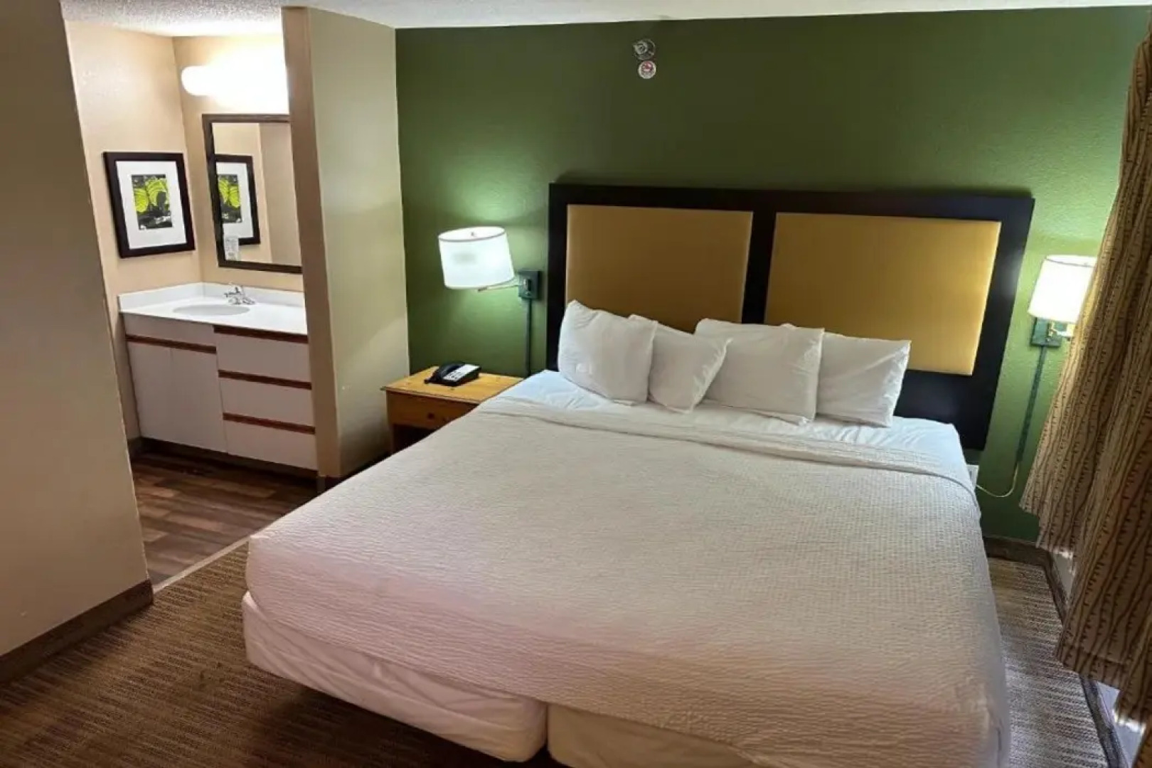 HomeTowne Studios by Red Roof Southfield