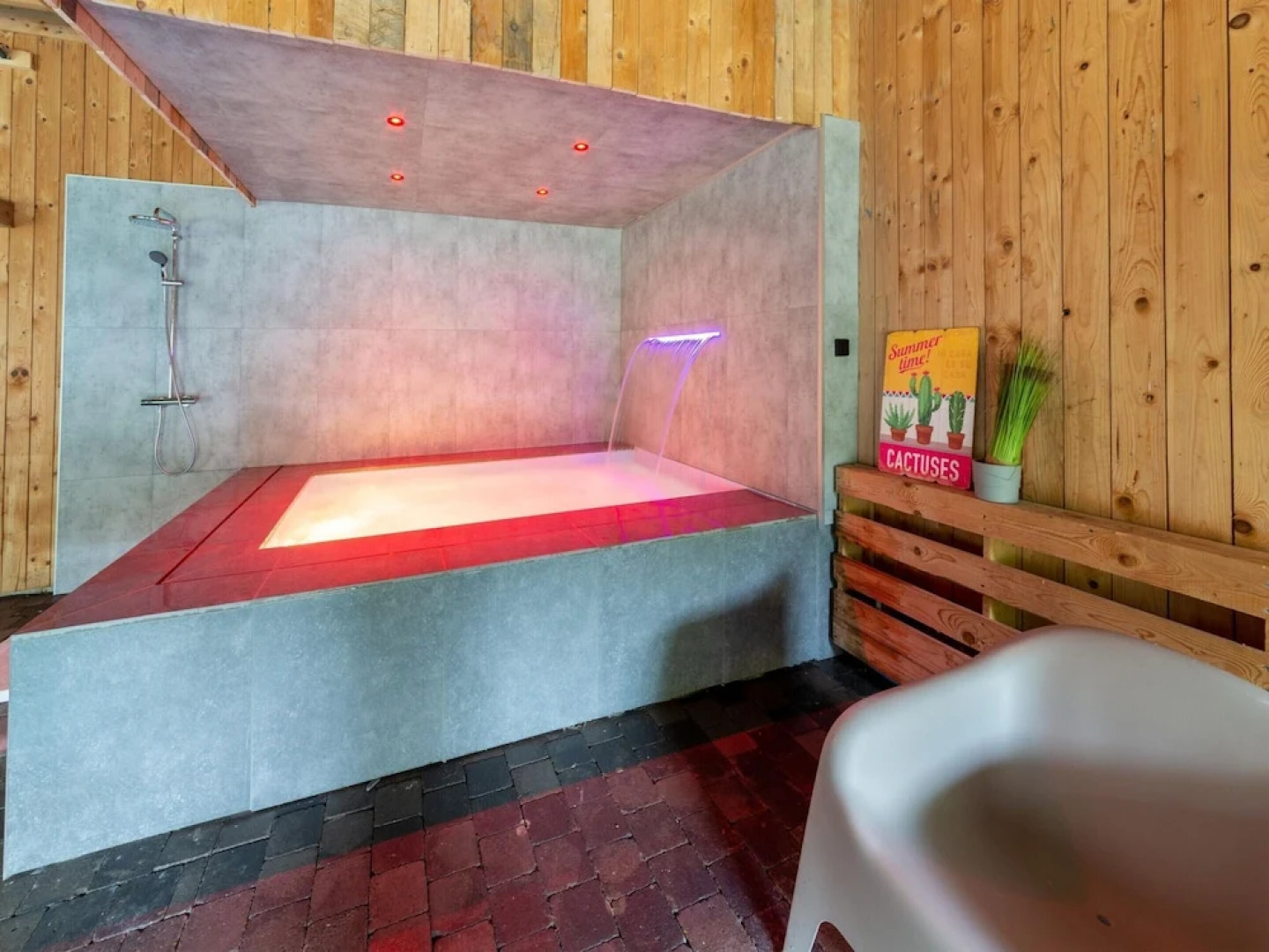 Mansion With Pool & Bar