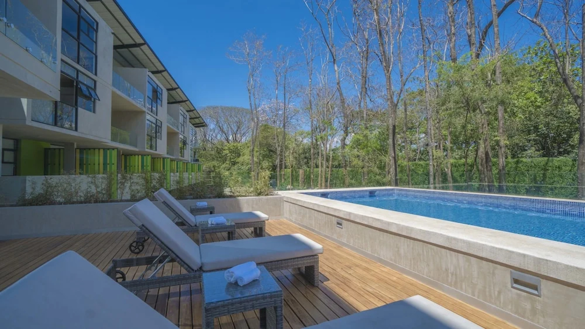 BEE Suites Santa Ana