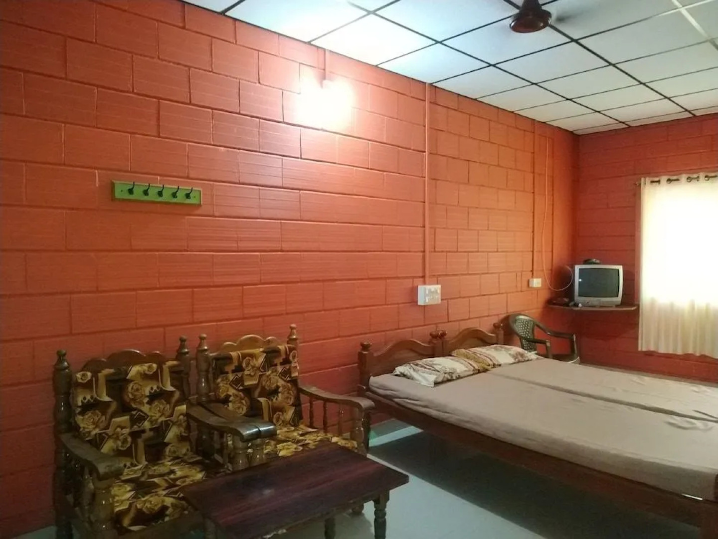 Iroomz Savitri Guest House