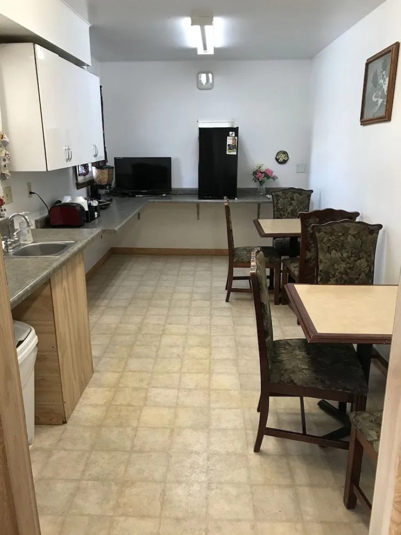 Colonial Inn Dyersville