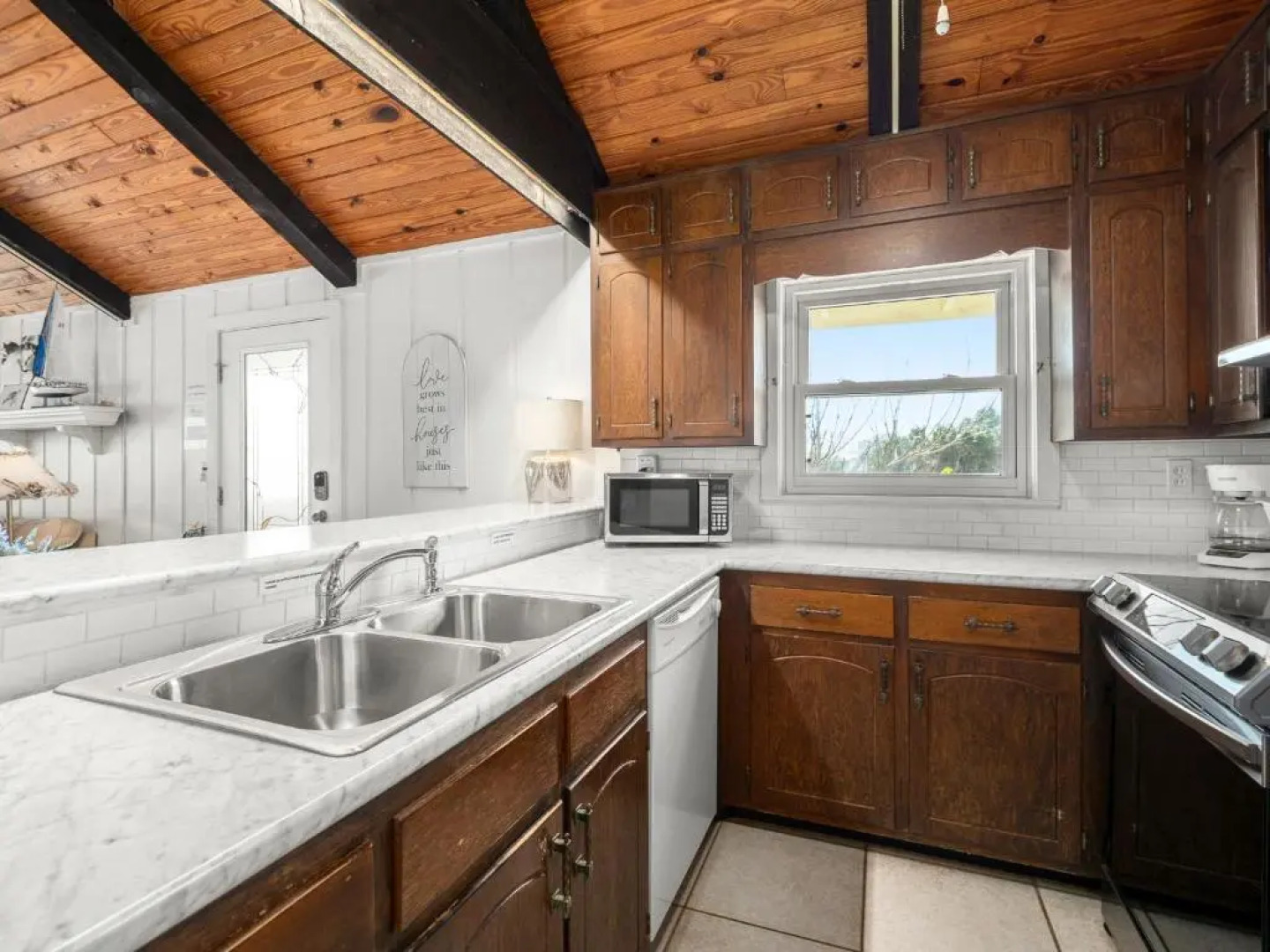 Cozy Cottage, 3 Bedrooms, Sleeps 6, Ocean Front, Pet Friendly, WiFi