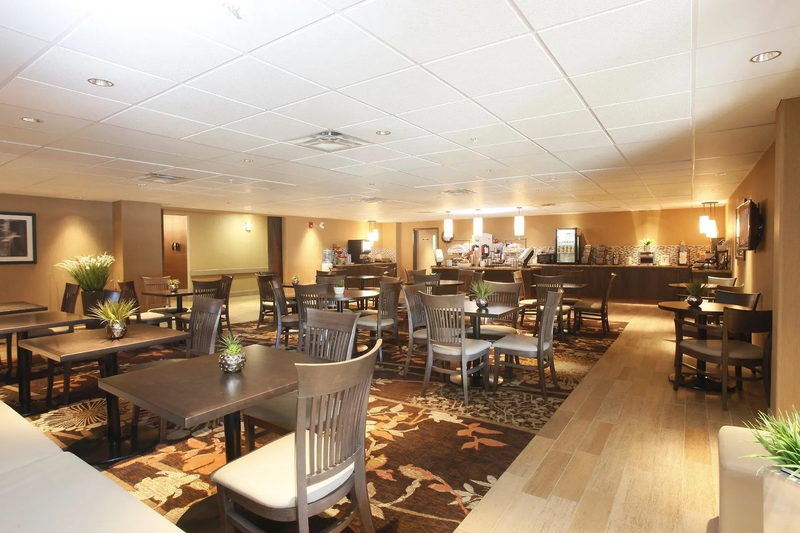 Pomeroy Inn & Suites at Olds