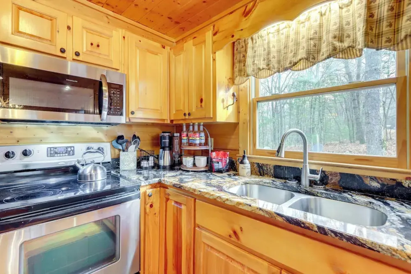 9 Mi to Dtwn Blue Ridge: Cabin w/ Deck & Grill!