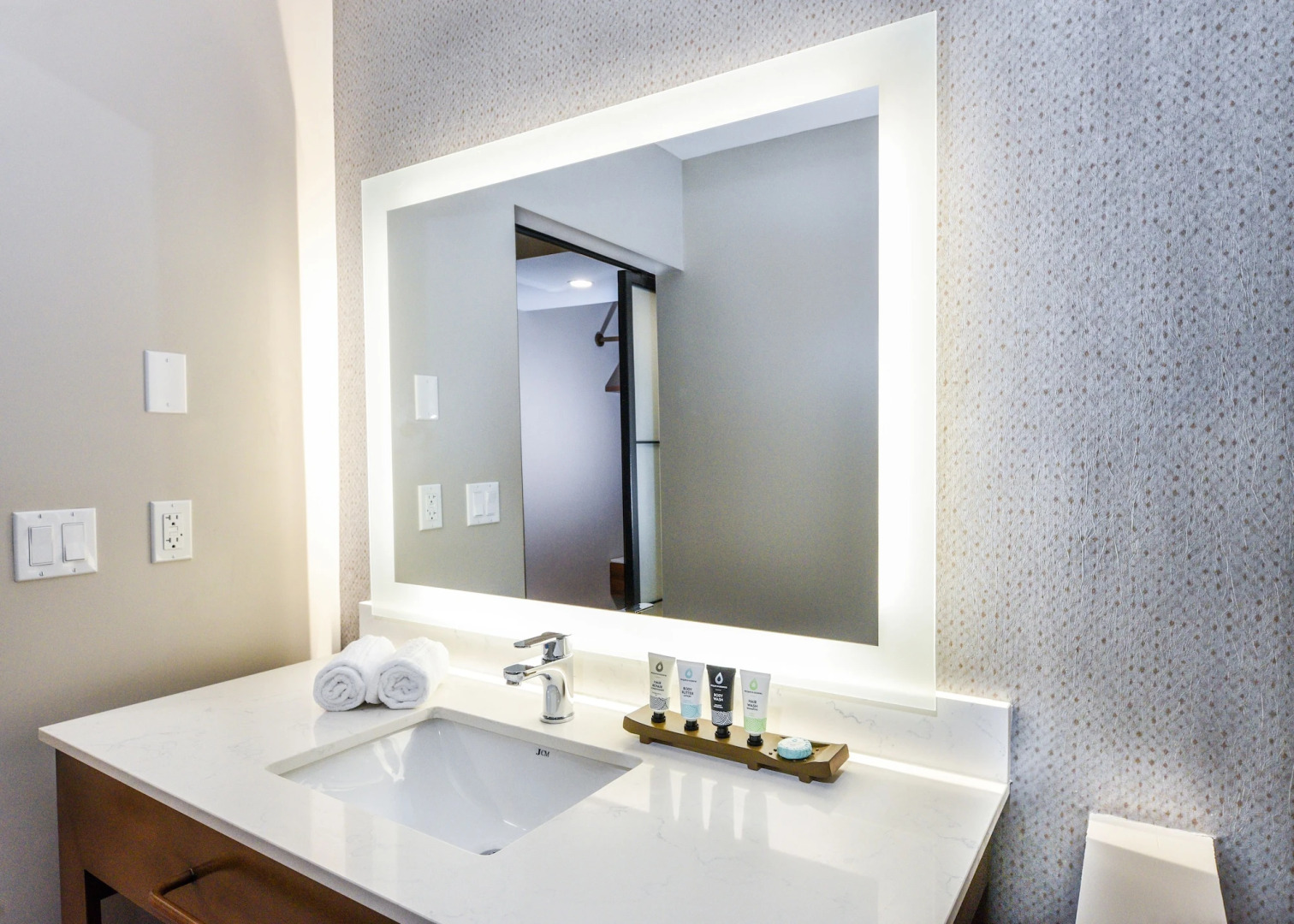 Hollywood Inn Suites Hotel