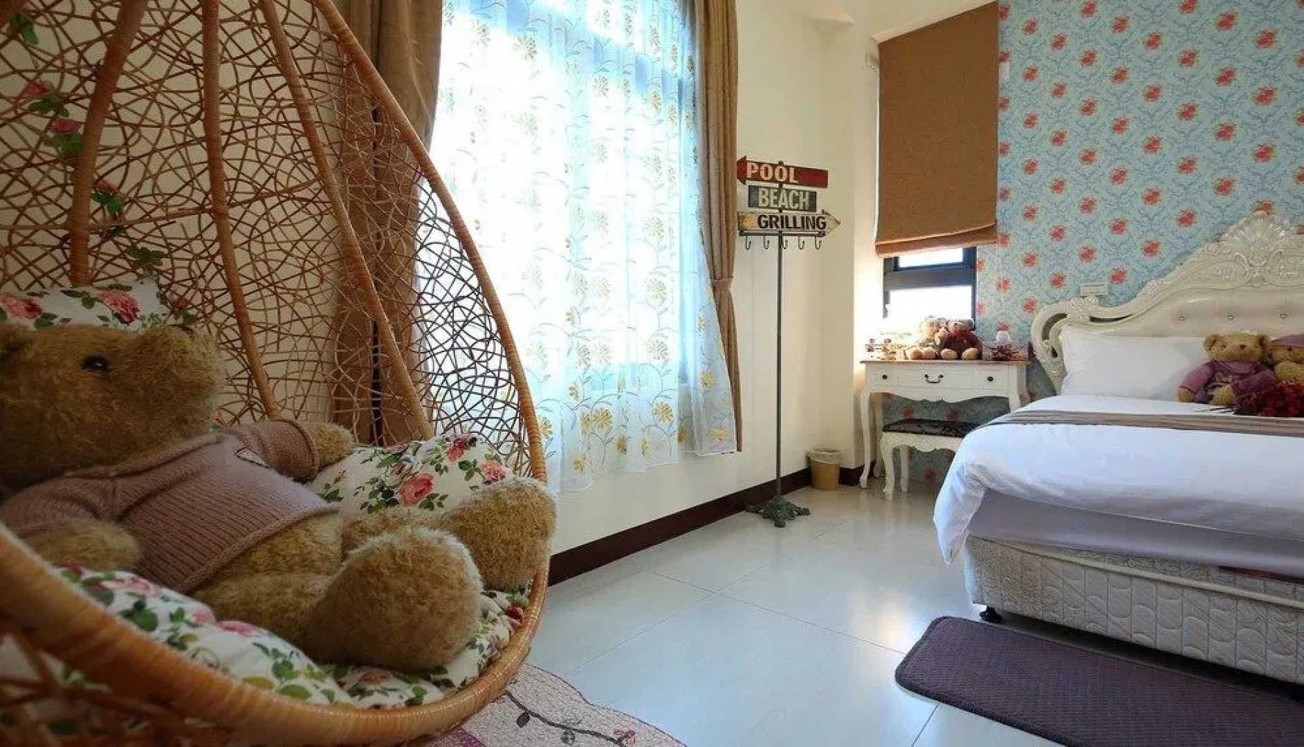 Textile Girl Romantic Homestay