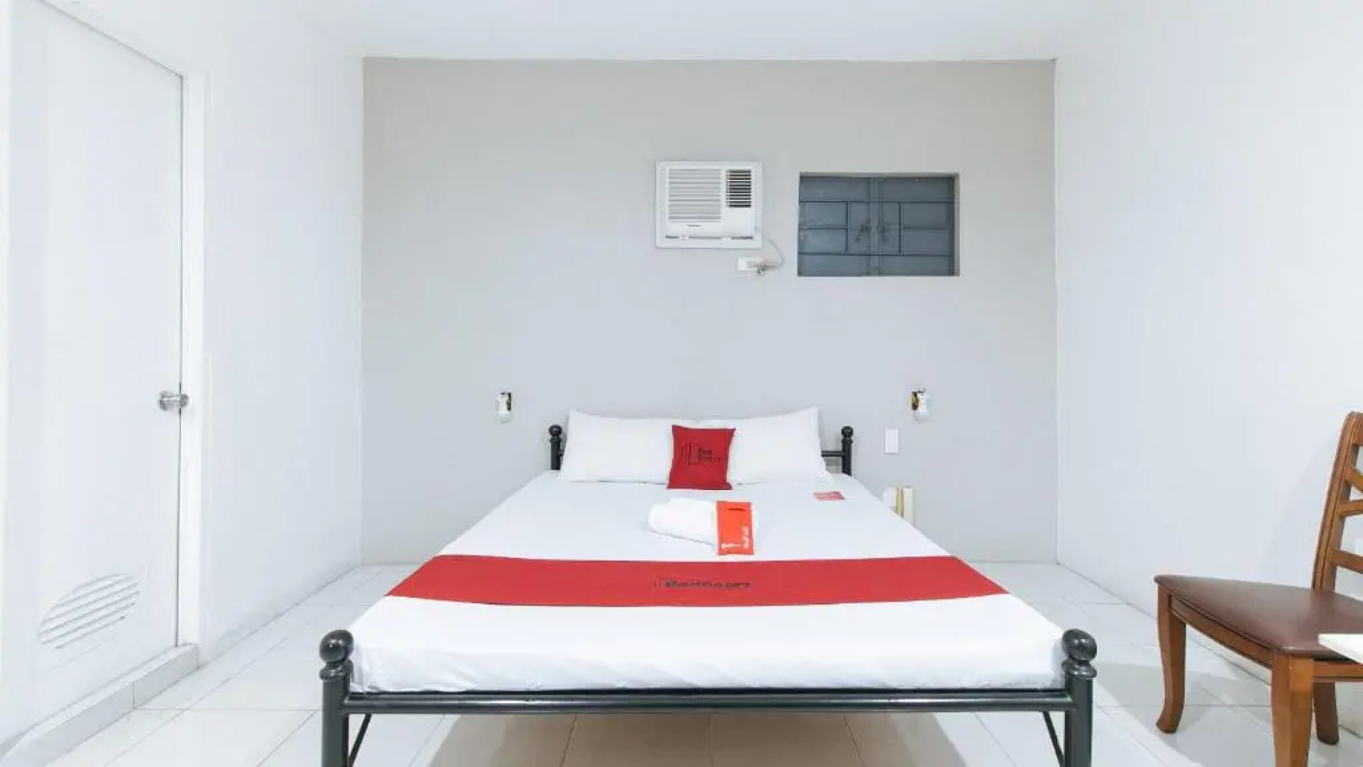 RedDoorz near SM Calamba - Vaccinated Staff