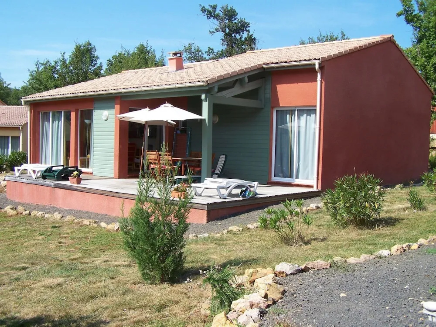 Tidy Bungalow With Dishwasher on a Green Domain