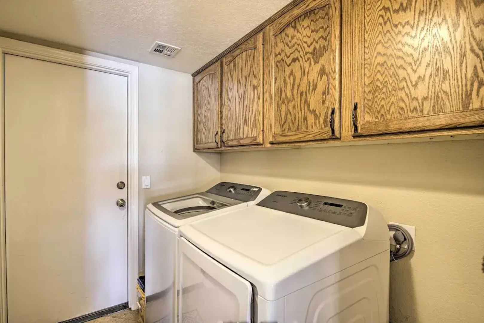 Boat Dock & Pool: Lakefront Glendale Getaway!