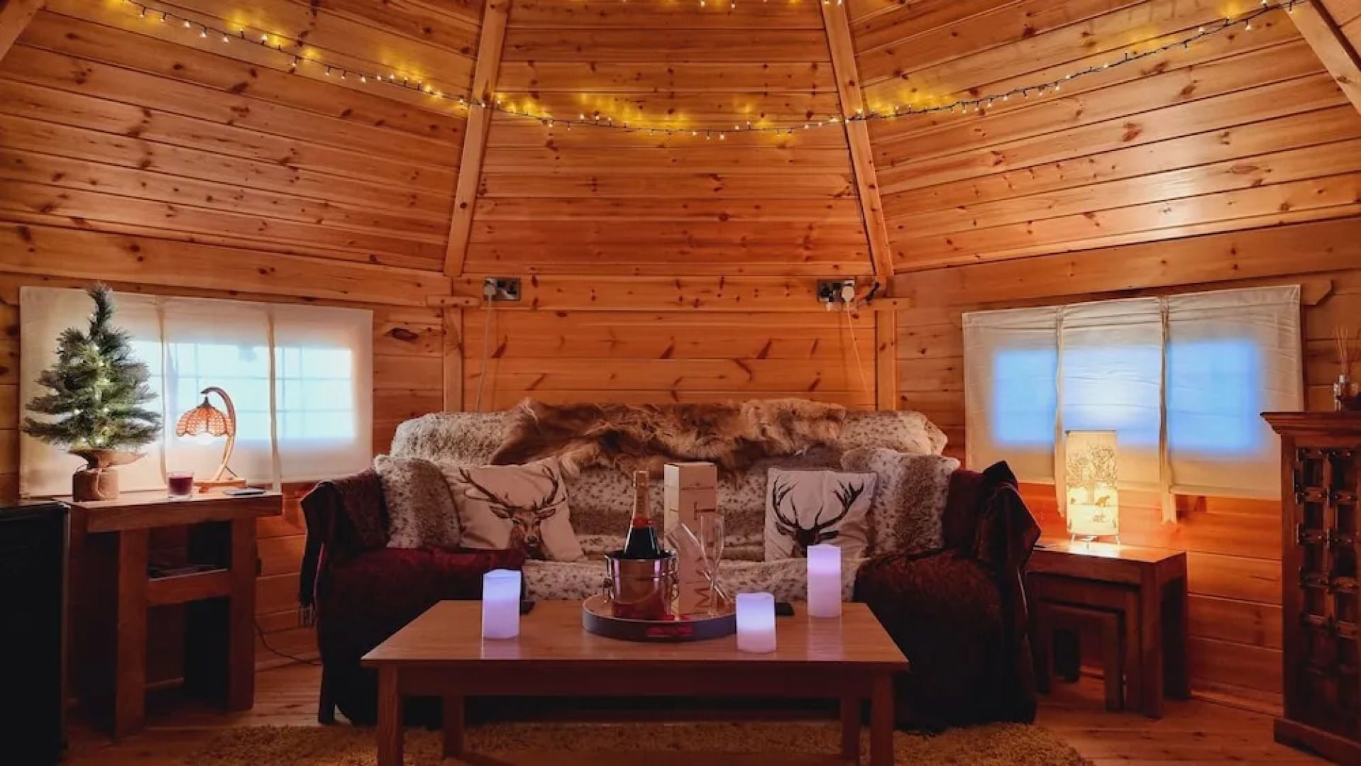 Cozy Cabin With Hot Tub Retreat in Anglesey