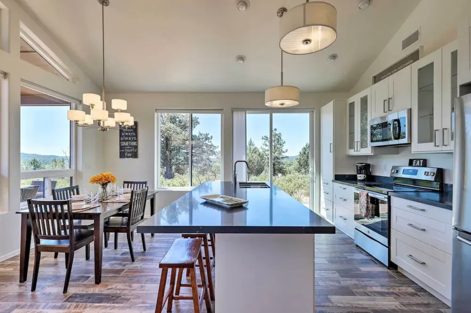 Hot Tub, Deck & Mtn View: Lavish Cabin in Pine!