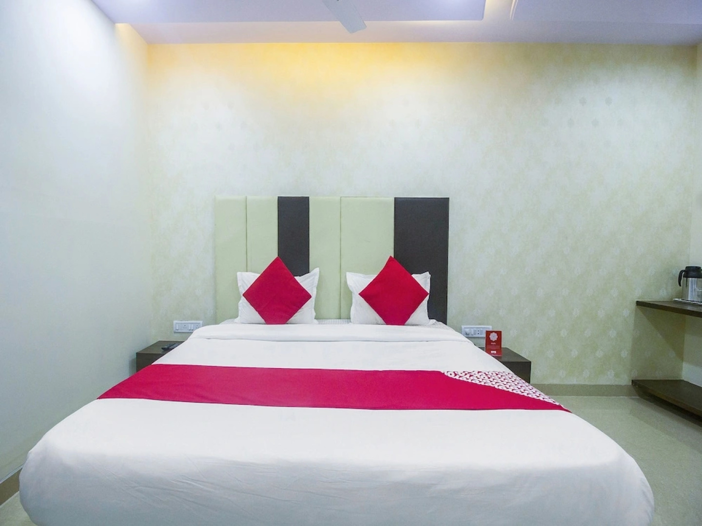 OYO 15982 Hotel Samrat Palace