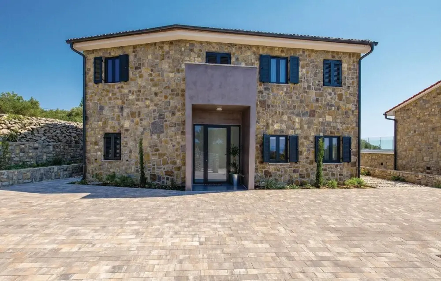 Stunning Home in Lun With 4 Bedrooms, Wifi and Outdoor Swimming Pool