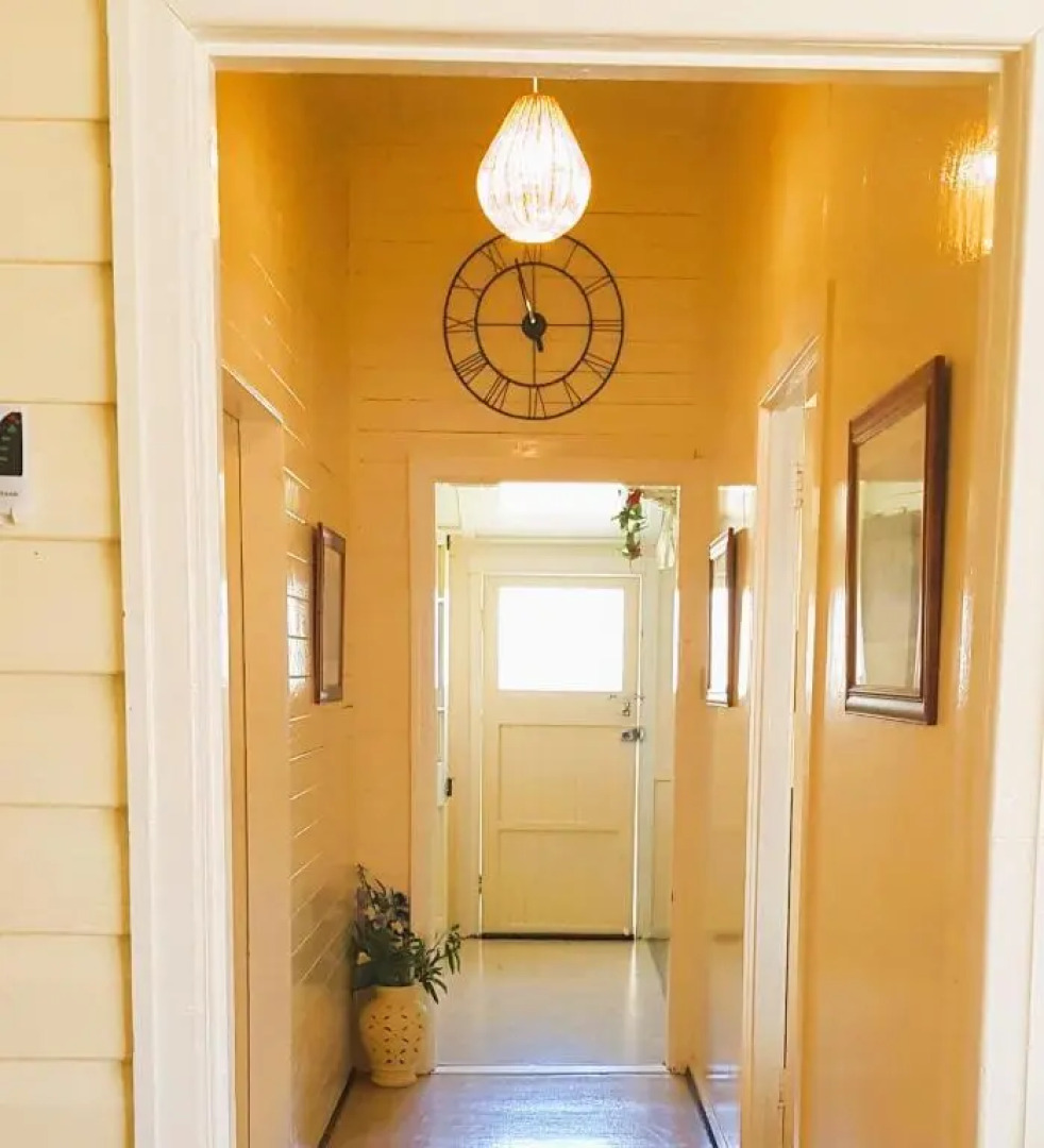 Oakwood House - Entire 4 bedroom house with Foxtel & WiFi