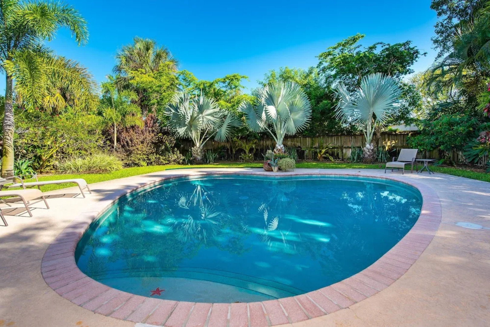 Lush Oasis Home - 2 Br home by RedAwning