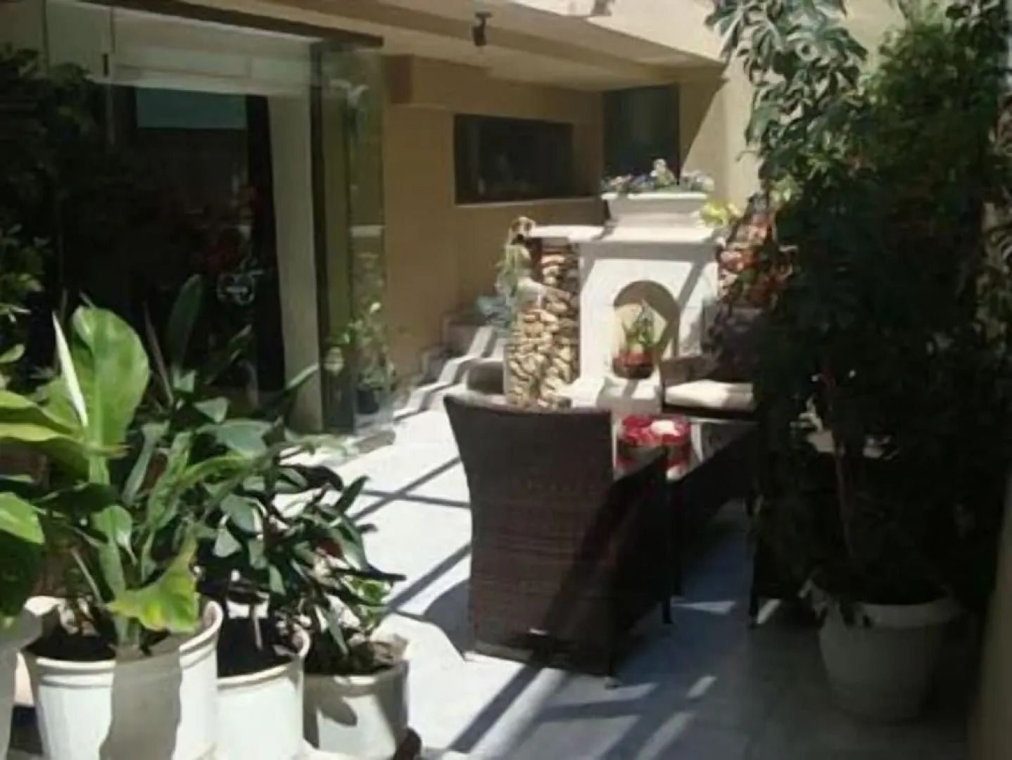 Leonidas Hotel And Apartments