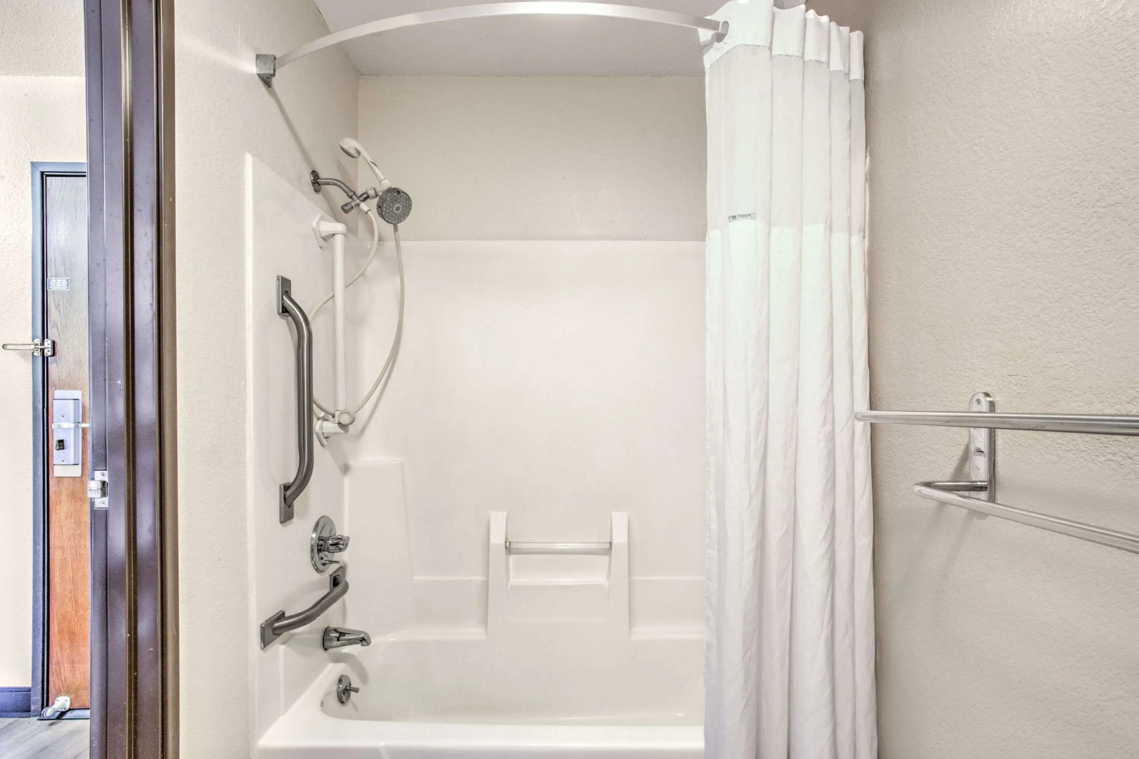 Days Inn by Wyndham Le Roy/Bloomington Southeast