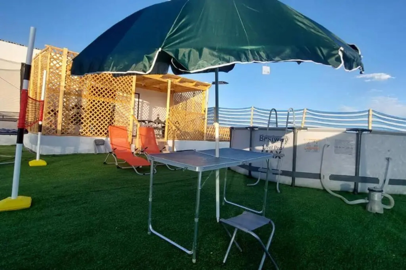 Cabaña con piscina, vista al Oasís de Pica.