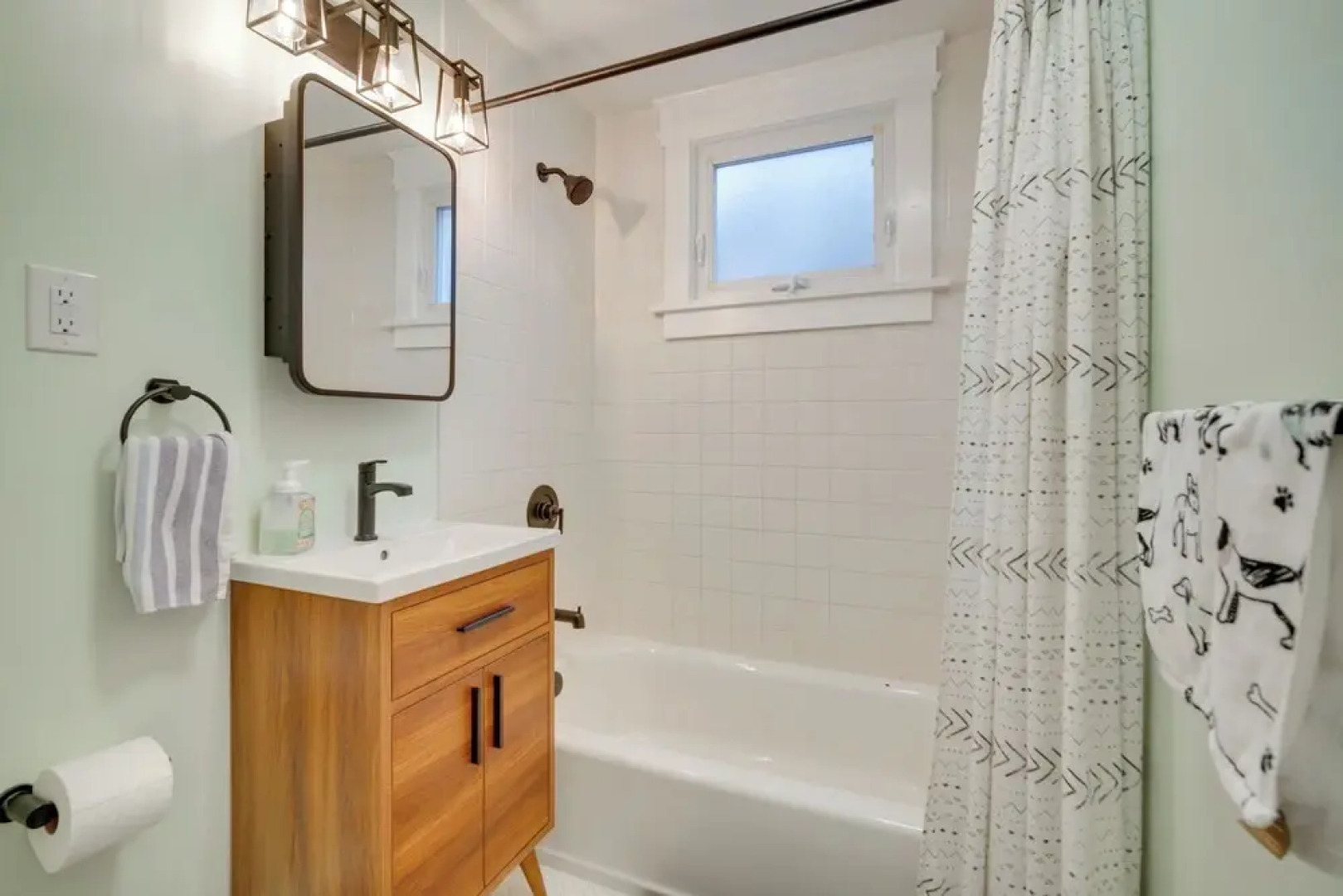 Walk to Beach: Dog-friendly Ventnor City Retreat!