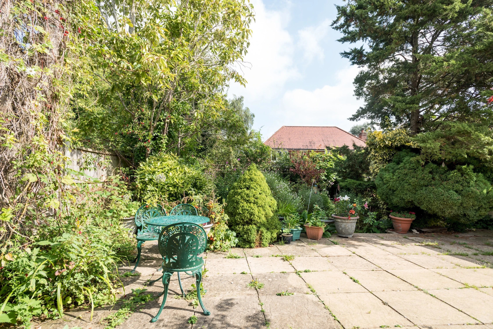 Spacious 1-Bedroom Flat with garden & free parking