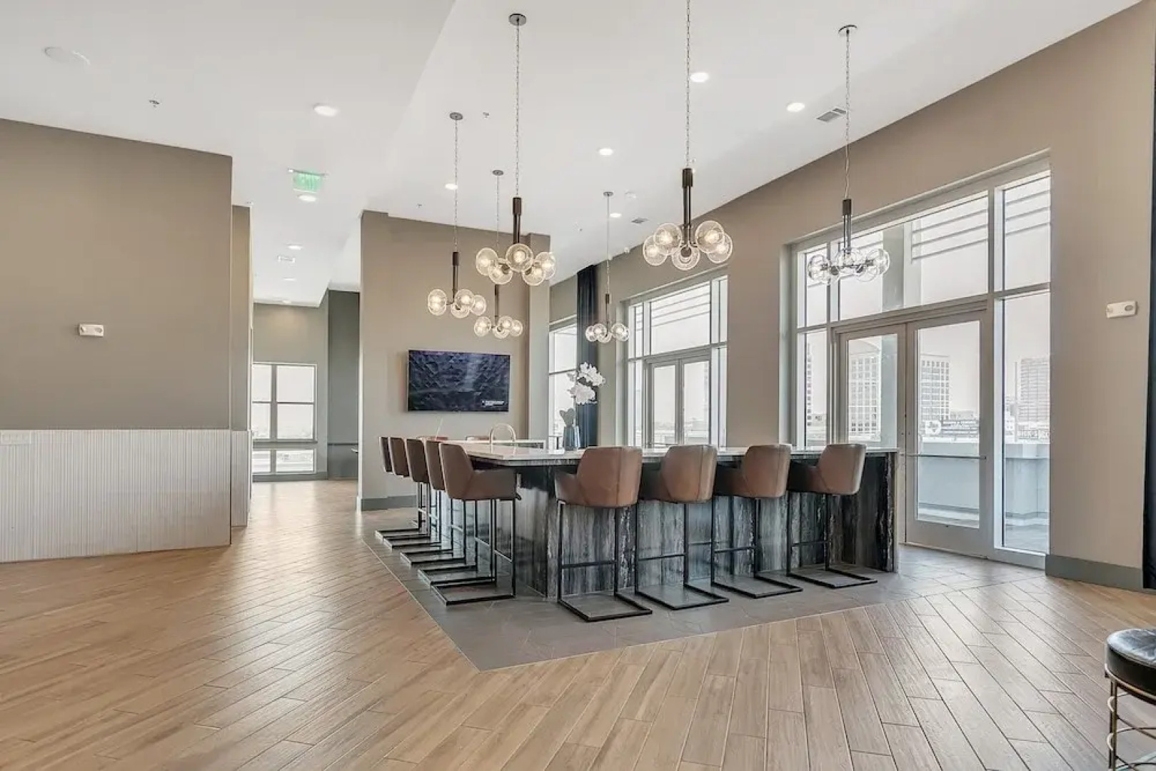 Maison De Luxe Brand New Cozy, Prime Location 1 Bedroom Condo by Redawning